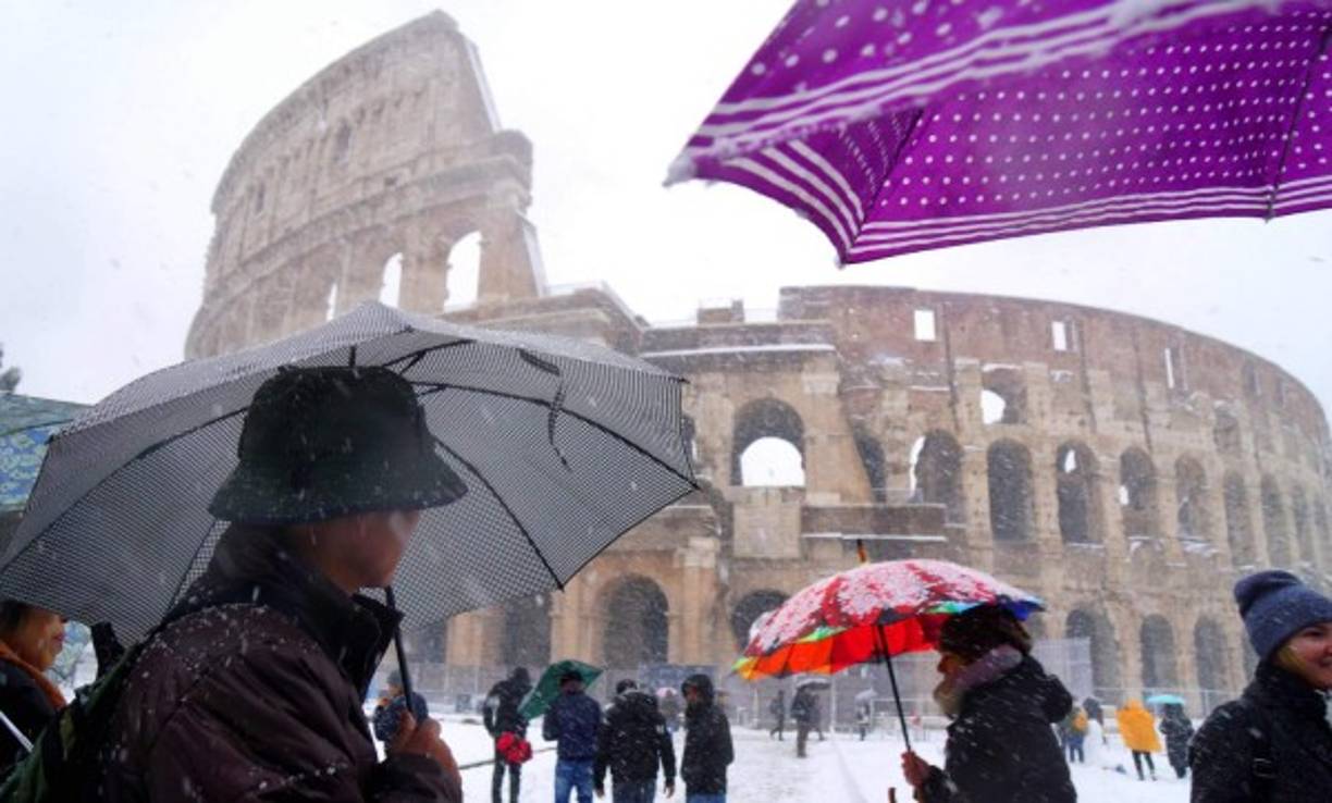 La 'Bestia del Este', como la llama la prensa inglesa, cubrió de nieve Roma, donde nevó por primera vez en seis años, alimentada por vientos gélidos provenientes de Rusia, se espera que este temporal haga caer las temperaturas a niveles inusuales en varias partes de Europa.