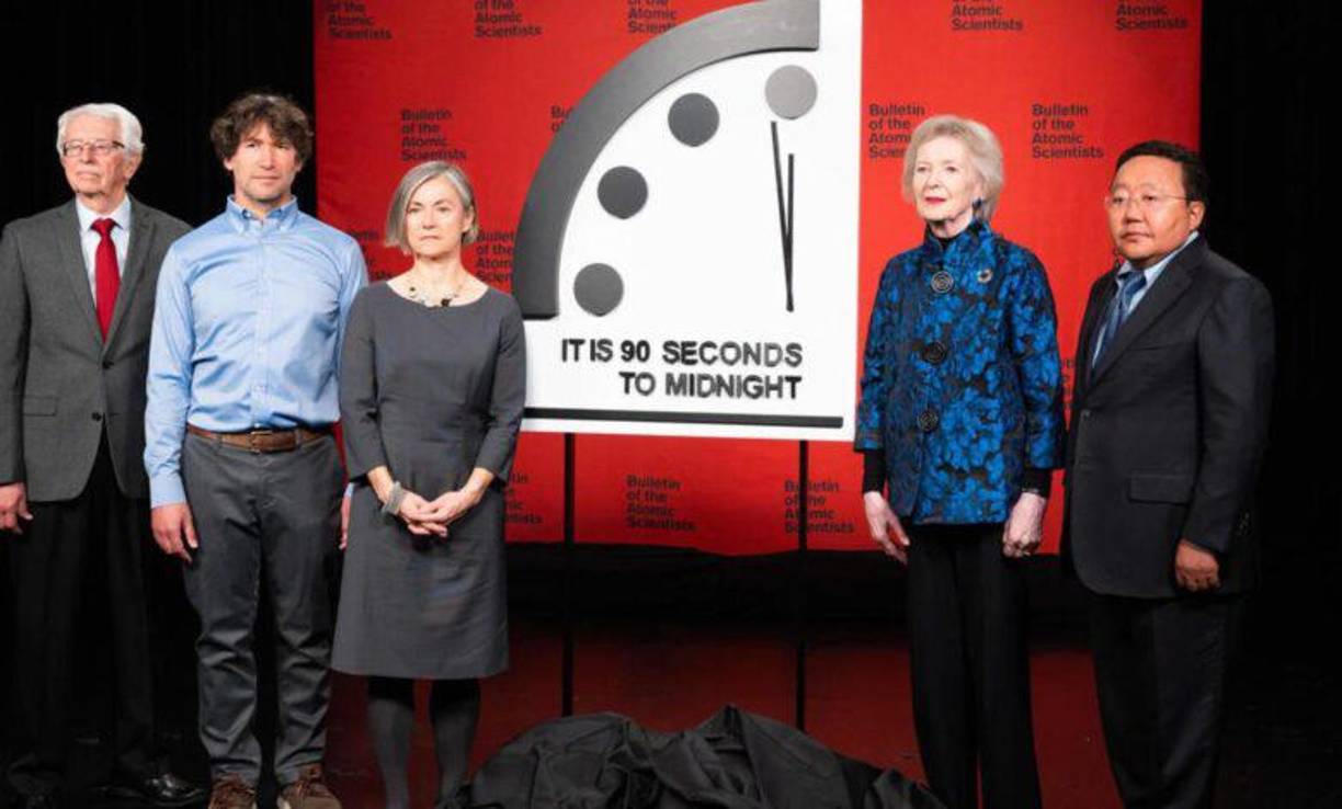 La decisión, anunciada este martes por el Boletín de los Científicos Atómicos -la organización que se encarga de gestionar el Reloj desde su creación en 1947-, estuvo motivada en gran parte por “los peligros crecientes de la guerra en Ucrania”, explicó la presidenta del grupo, Rachel Bronson, en un evento en Washington.