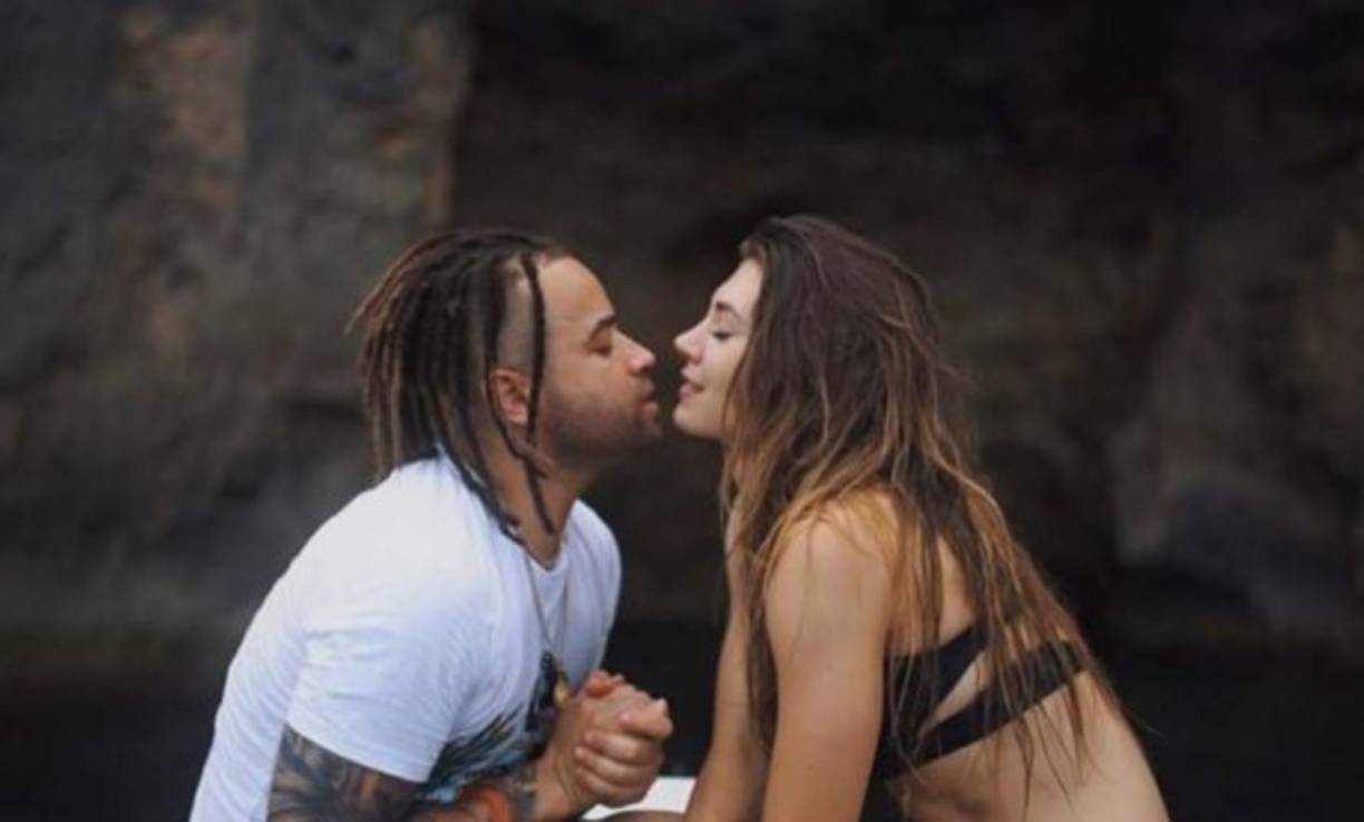 A lo largo de las últimas semanas Eli ha venido compartiendo fotografías en actitud muy cariñosa con el artista o mensajes como 'esto es bonito... ¡y lo que viene todavía más!' en referencia al proyecto profesional en el que estaban colaborando, pero que hicieron pensar a los seguidores de Nacho que entre ellos existía algo más que una amistad.<br/>