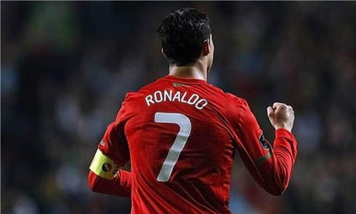 Cuando juega con la Selección de Portugal siempre lleva una camiseta de manga larga, en cambio, todos sus compañeros juegan con camiseta corta.