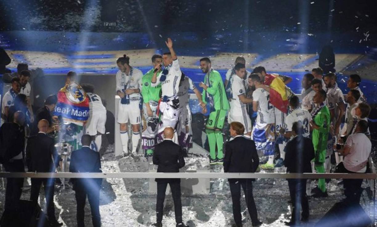 GRA437. MADRID, 04/06/2017.- El delantero portugués del Real Madrid, Cristiano Ronaldo (c), se dirige a los asistentes a la celebración que el equipo blanco ha organizado esta noche en el estadio Santiago Bernabéu tras conseguir la Liga de Campeones, al derrotar a la Juventus en la final disputada ayer sábado en el estadio Millennium de Cardiff. EFE/Fernando Villar.