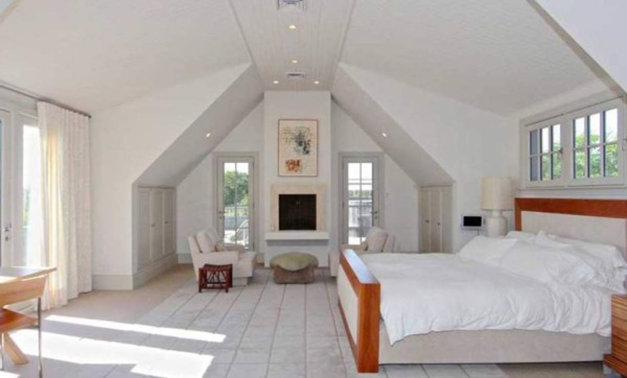 Tiene siete recámaras, ocho baños y medio. La habitación principal cuenta con una chiminea y área de bronceado.