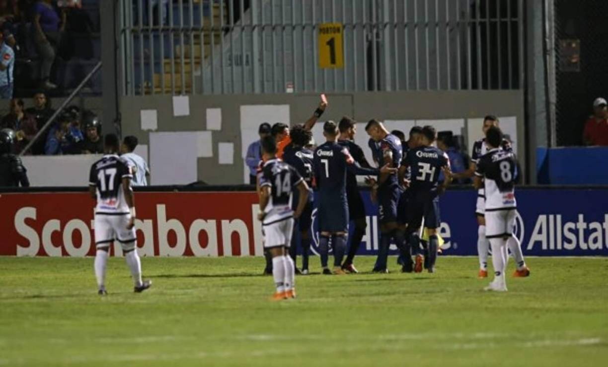 El árbitro guatemalteco Walter López expulsó a Héctor Castellanos en el segundo tiempo por error, ante el asombro de todos.