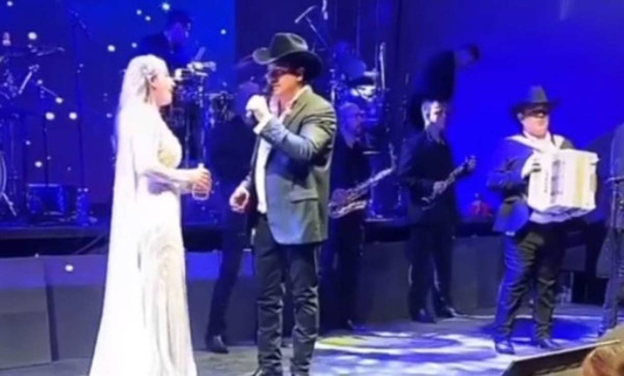 El festejo fue en un salón de fiestas en un lugar llamado Álamo Grande, propiedad del empresario sinaloense Antonio Sosa Valencia. Ahí se hizo la recepción, la cual se amenizó por la banda de música regional y norteña Calibre 50 y el cantante Julión Álvarez.