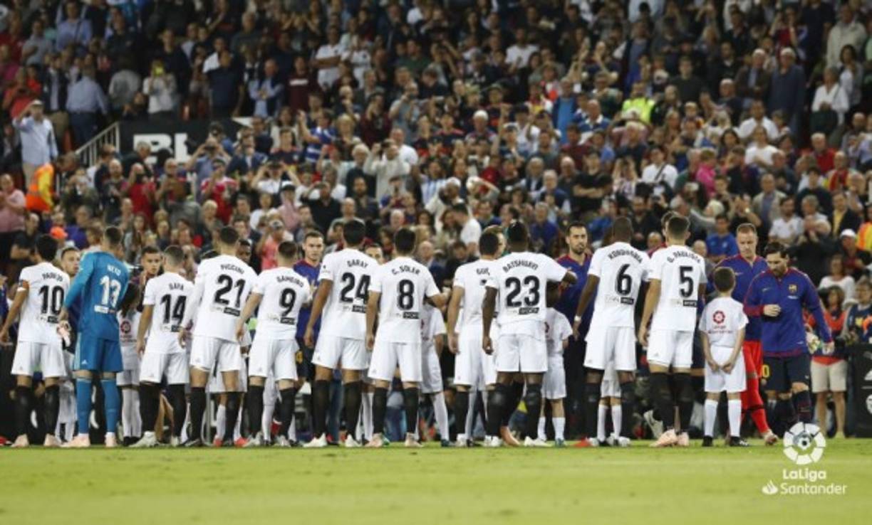 El saludo de los jugadores del Valencia y Barcelona antes del inicio del partido en Mestalla.