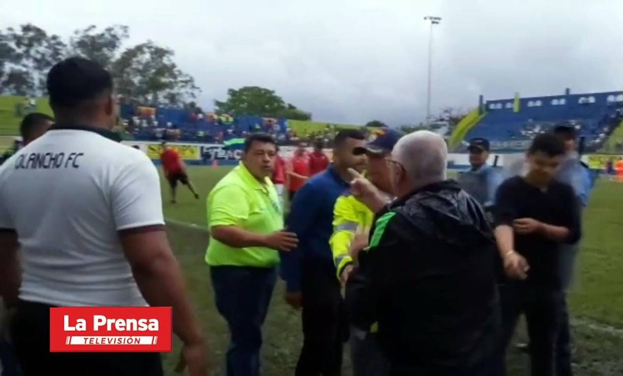 Ell técnico uruguayo respondió furioso con “nunca te pegué, te voy a denunciar”, mientras la seguridad lo alejaba.