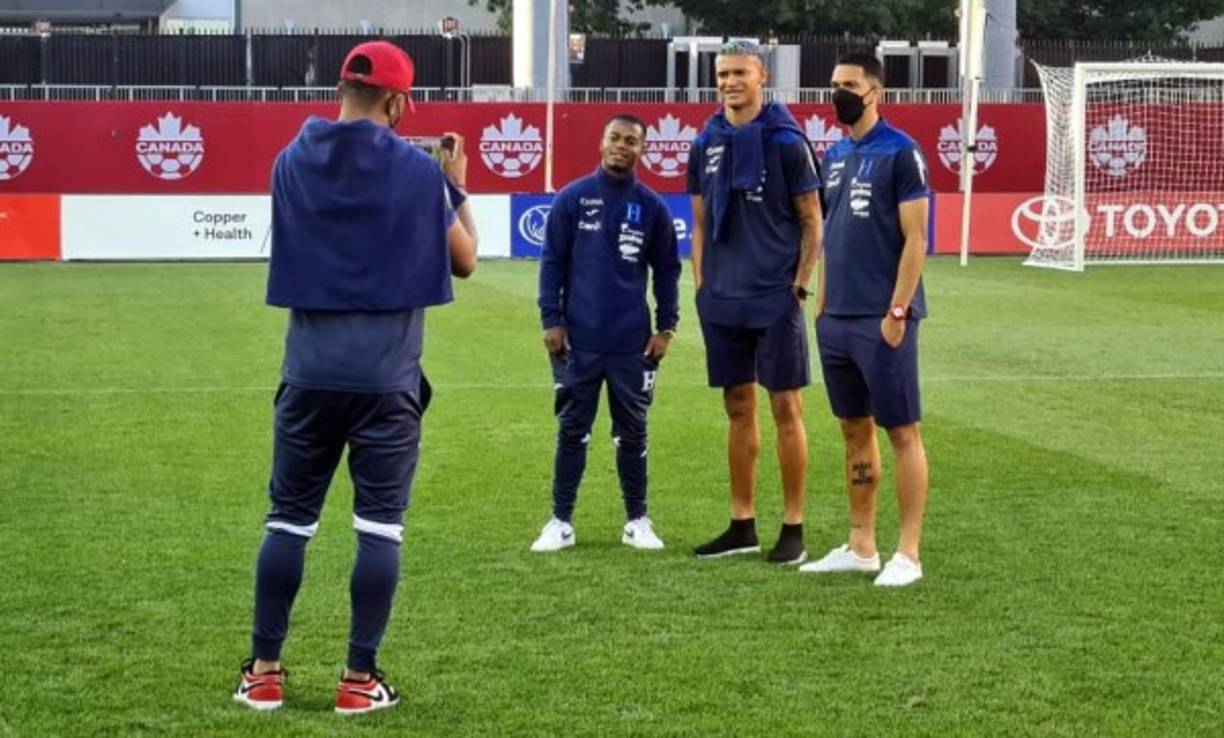 A Deiby Flores le tocó el rol de fotógrafo con sus compañeros. Aquí le toma una foto a Edwin Solani, Kervin Arriaga y Allans Vargas, los tres jugadores del Marathón.