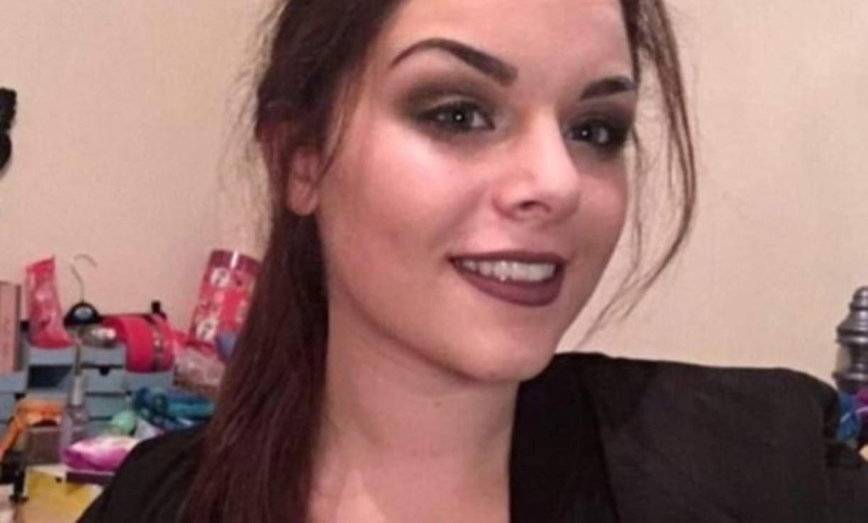 'RIP mi querida hija Olivia, preciosa, linda, llevada lejos, lejos, prematuramente, ves a cantar con los ángeles y sigue sonriendo. Mamá te quiere', escribió apesadumbrada en Facebook, junto a una foto de la chica.