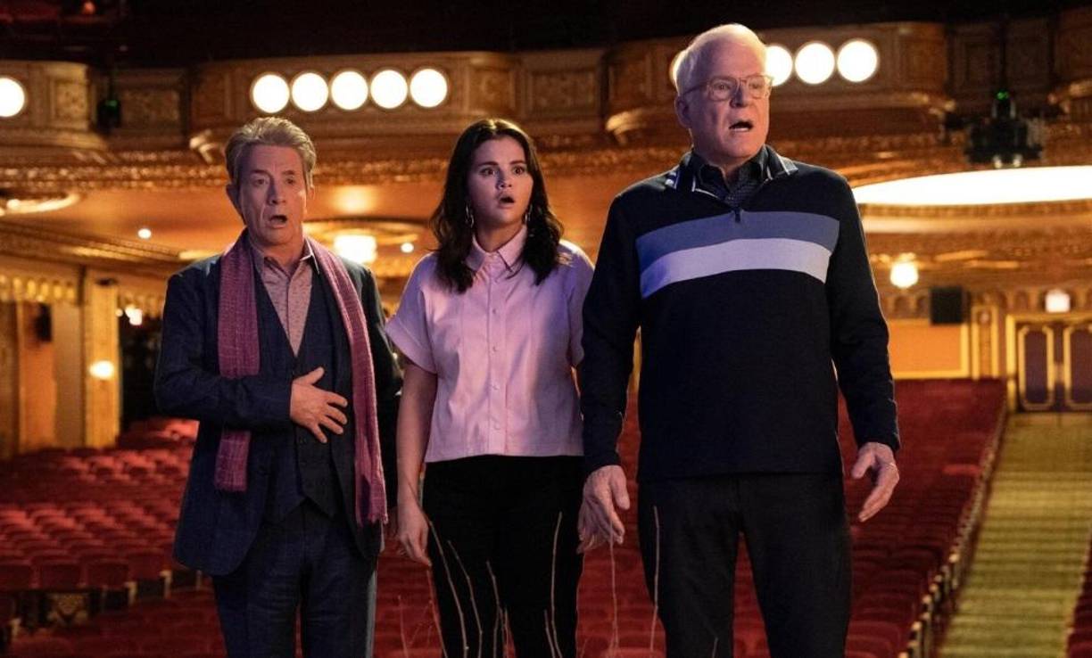 El ocho de agosto llega a Disney+ la tercera temporada de<b> “Only Murders in the Building”</b>, donde Charles (Steve Martin), Oliver (Martin Short) y Mabel (Selena Gómez) investigan el asesinato de una estrella de Broadway interpretada por Meryl Streep. 