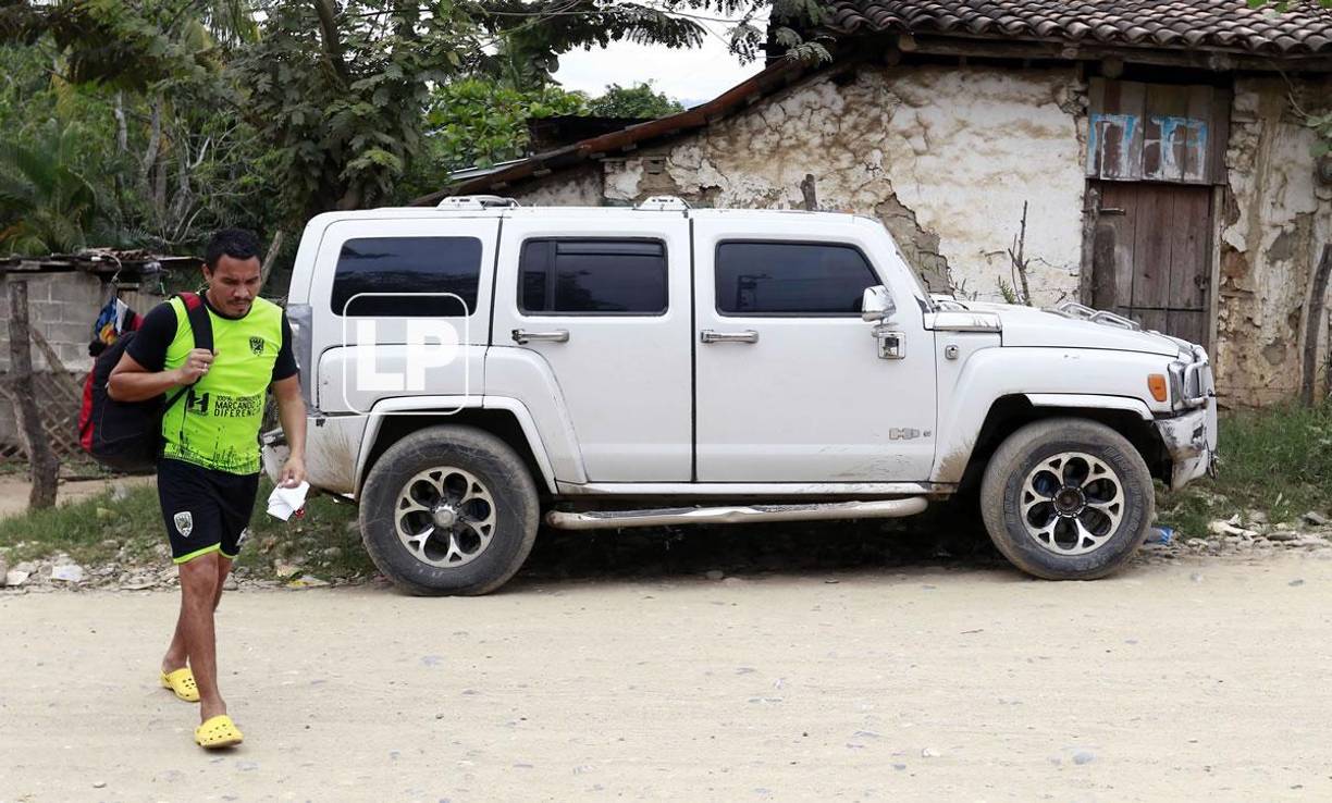 El exjugador del Parma, Génova, Torino, Fiorentina, entre otros, llegó al lugar de la práctica, se bajó de su carro y lo quedaban viendo, algo que a él le emociona aún a sus 42 años de edad.