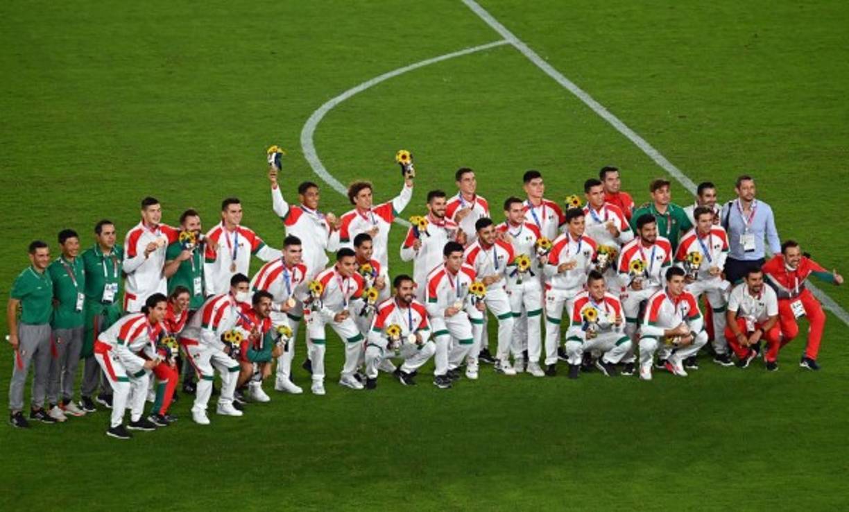 El plantel de México estuvo en la premiación del fútbol masculino recibiendo la medalla de bronce.