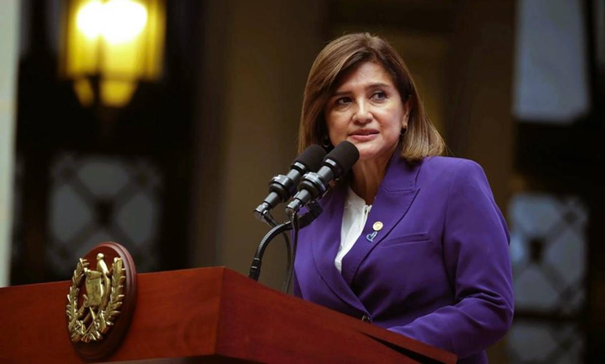 La vicepresidenta de Guatemala, Karin Herrera, estuvo presente durante la llegada del segundo vuelo y dirigió un mensaje de apoyo a los connacionales deportados. 