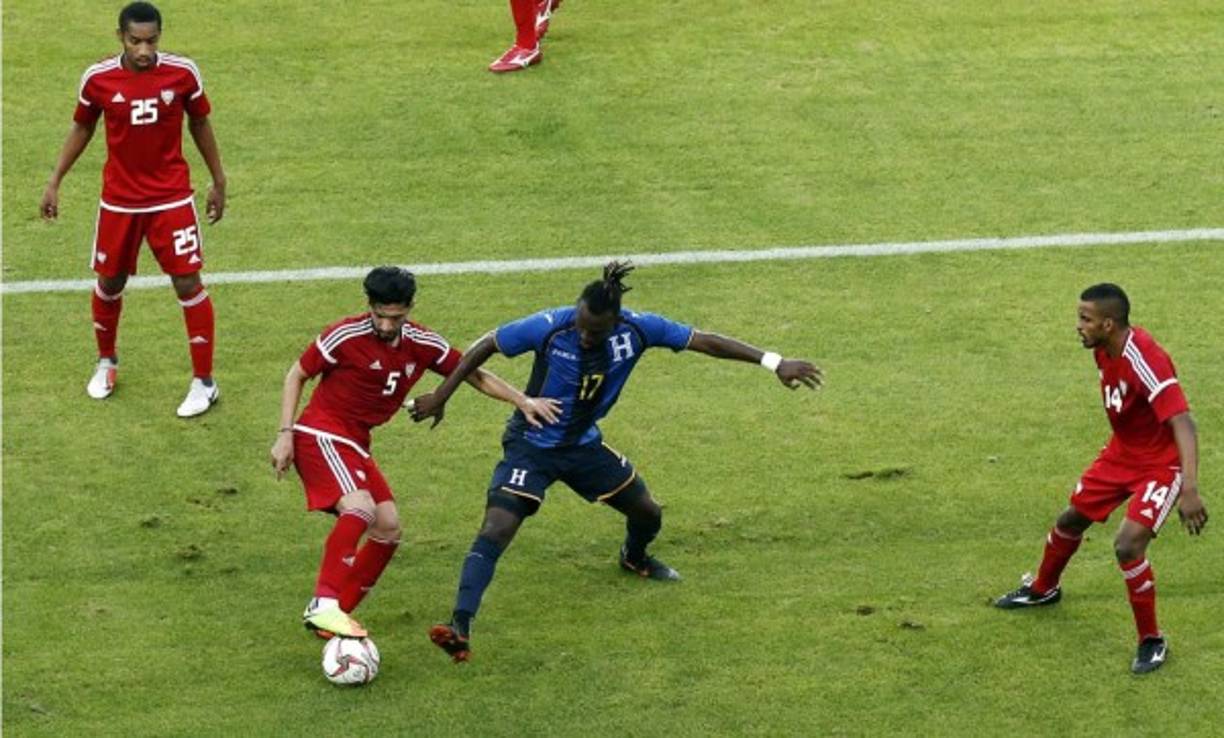 Alberth Elis disputa el balón con Amer Abdulrahman. Foto AFP