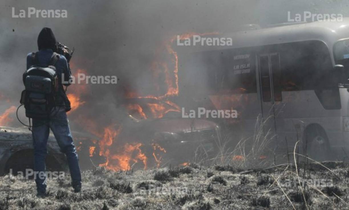 Miembros del Cuerpo de Bomberos intentaron controlar las llamas desde tempranas horas, sin embargo, el incendio se propagó hasta ocasionar daños en al menos 400 vehículos.