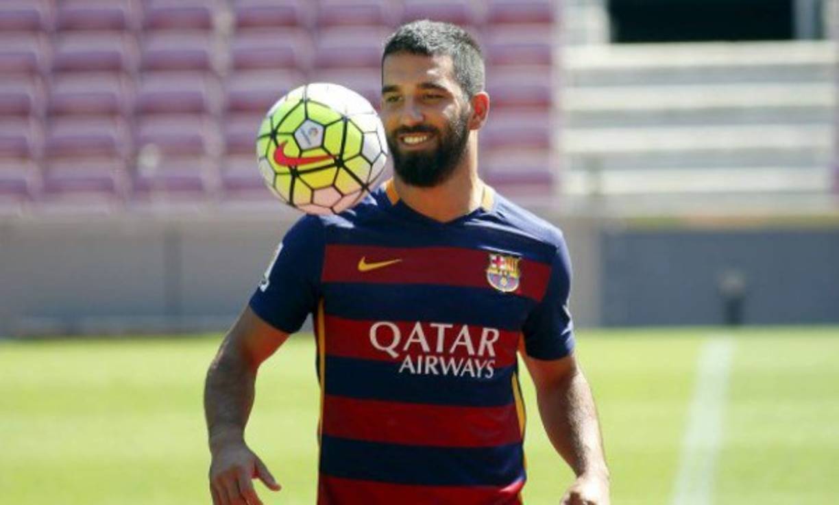 Arda Turan: El Galatasaray busca la cesión por un año del volante turco, podría salir del FC Barcelona en donde no ha podido brillar.