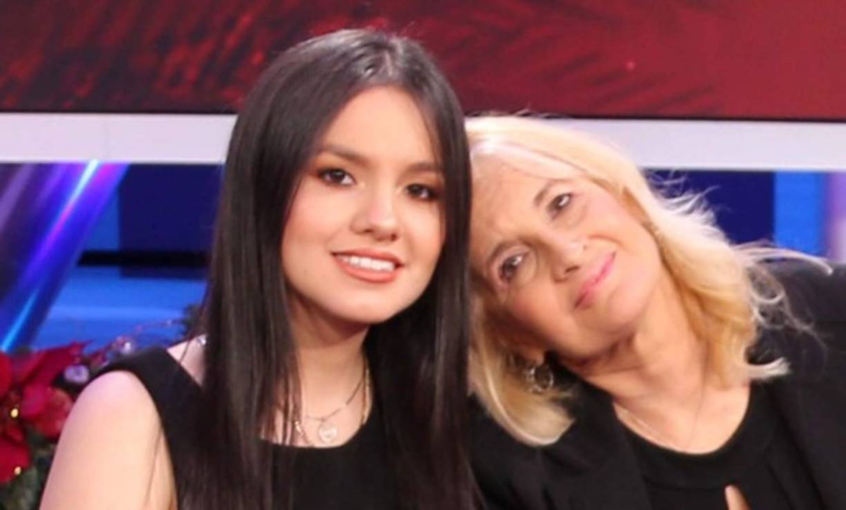 La hija menor que el 'príncipe de la canción' tuvo con Sara Salazar se ganó el repudio de una buena parte de fanáticos del cantante debido a los <a href='https://www.laprensa.hn/fotogalerias/farandula/1324718-411/sarita-sosa-hija-jose-jose-horrores-maltratos-padre-hermanos' style='color:red;text-decoration:underline' target='_blank'>horrores cometidos por la joven en los últimos días de vida del cantante.</a> <br/><br/>'Eso es algo que ni sus hijos ni sus fans, porque yo soy fan de José José no te lo vamos a perdonar nunca . Por eso, la desgraciada del año para mí es Sara Sosa', sentenció Laura Bozzo. MÁS: <a href='https://www.laprensa.hn/espectaculos/1343681-410/sarita-sosa-busca-limpiar-imagen-perdonando-a-sus-hermanos' style='color:red;text-decoration:underline' target='_blank'>Sarita Sosa busca limpiar su imagen 'perdonando' a sus hermanos</a><br/>
