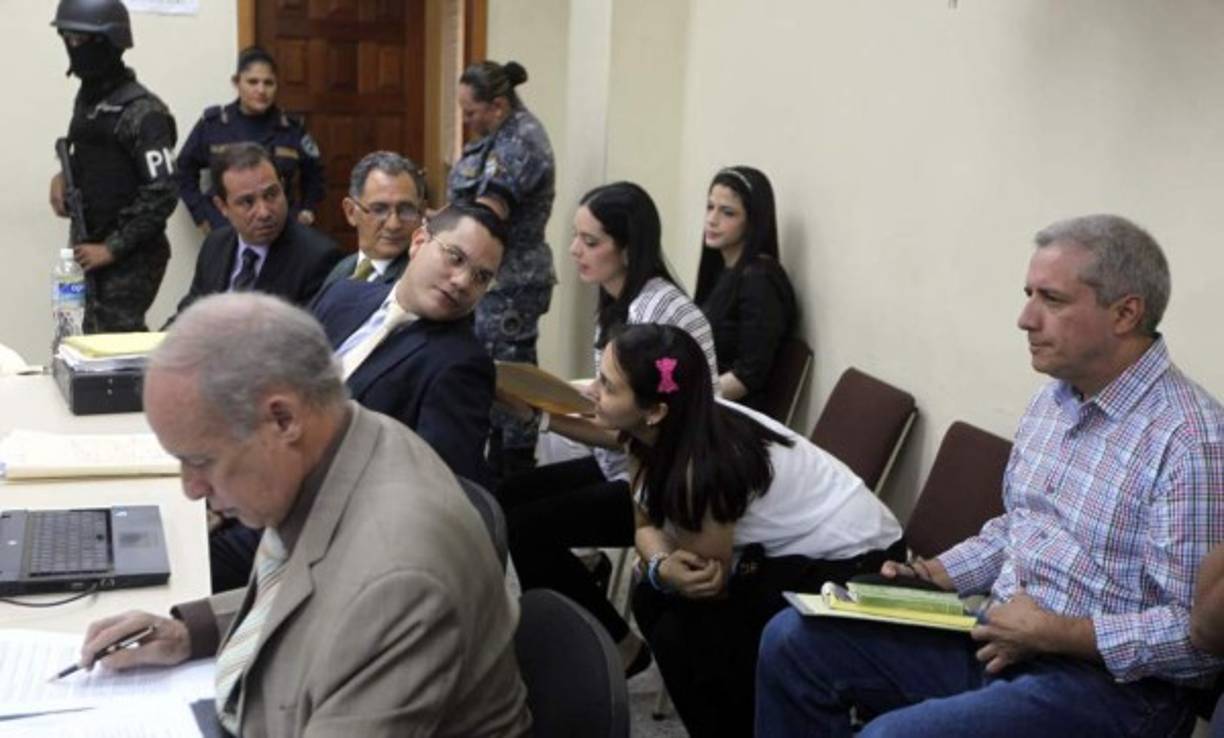 Hasta el lujo de pagarle viajes y la luna de miel a una amiga se dieron José Zelaya, exjefe de compras y suministros del Instituto Hondureño de Seguridad Social (IHSS), y su esposa Michelle Rojas, con los fondos desfalcados a esta institución, aseguró ayer una testigo del Ministerio Público. La propia beneficiada fue quien dio estos detalles ayer durante el juicio oral y público que se incoa por la creación de empresas fachadas para saquear al Seguro Social.