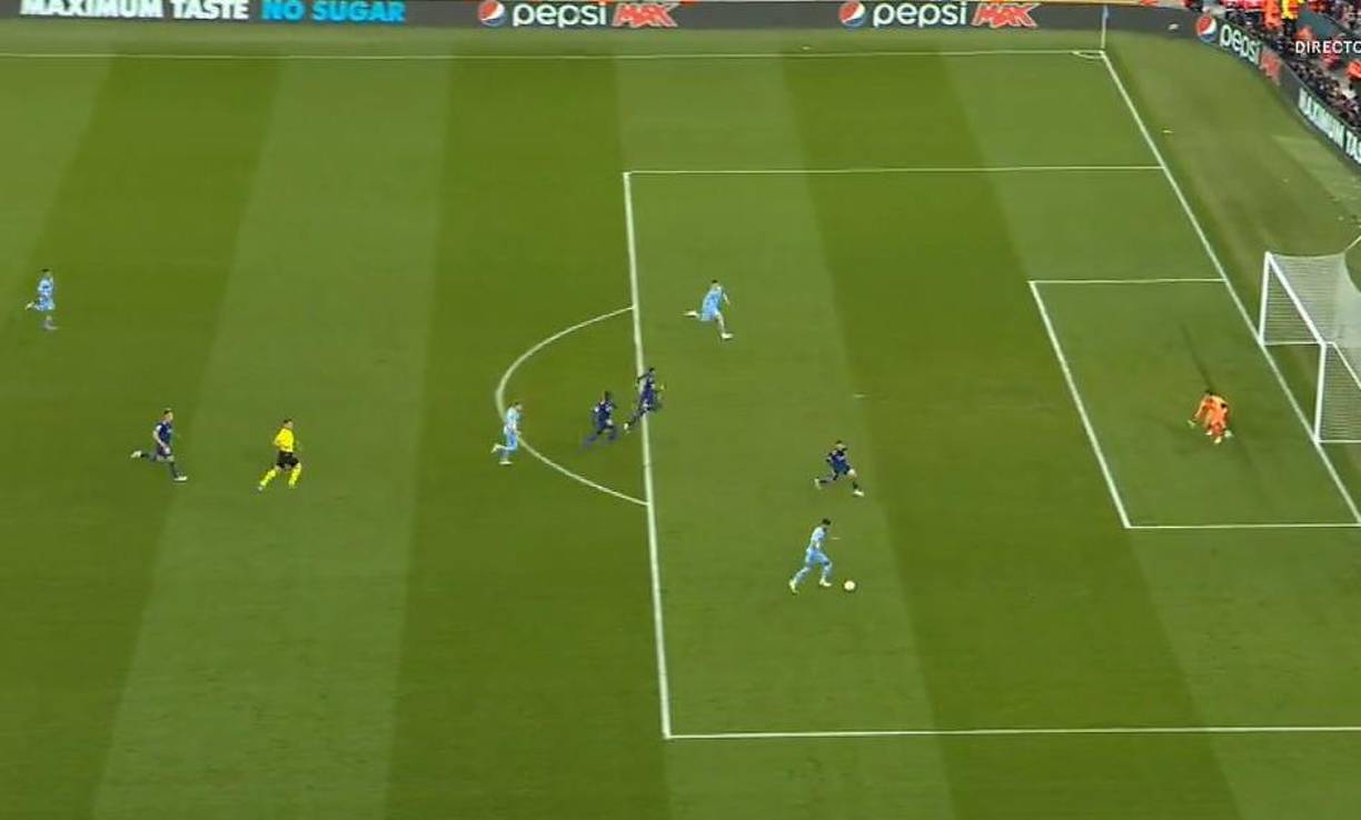 A los 26 minutos y cuando Manchester City lo ganaba 2-0, el argelino Mahrez desaprovechó la ocasión de marcar lo que era un 3-0 a favor de los ingleses.