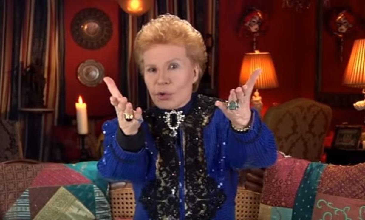 Una de las curiosidades de Walter Mercado es que poseía unas 500 capas que inspiradas en su madre.