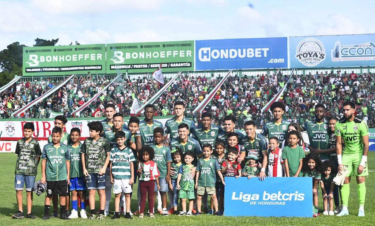 Marathón posó junto a varios niños previo al pitazo inicial. 