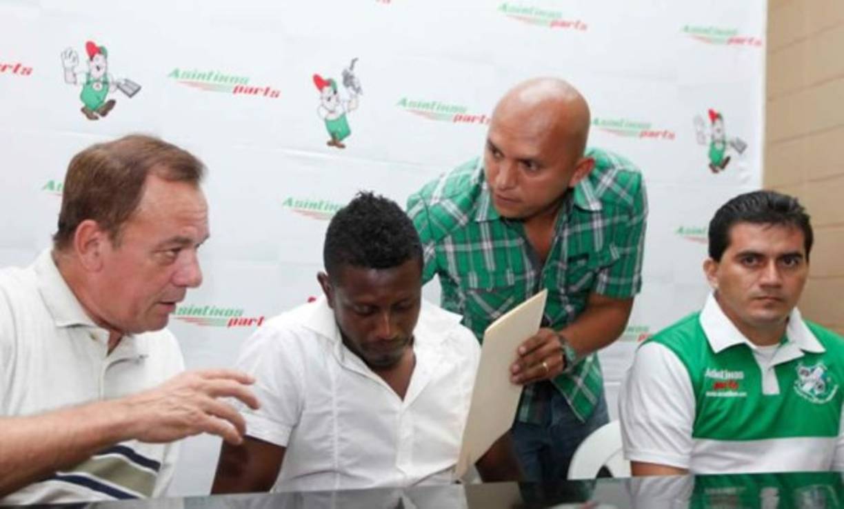 Manrique Amador durante la renovación de Edgar Alvarez con el Platense.