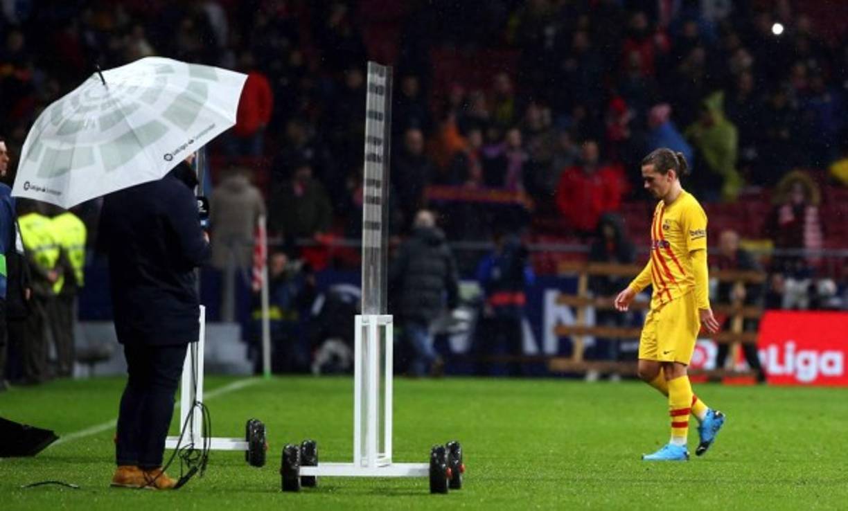 Así abandonó Griezmann el Wanda Metropolitano. Cabizbajo pese a la victoria del Barcelona.