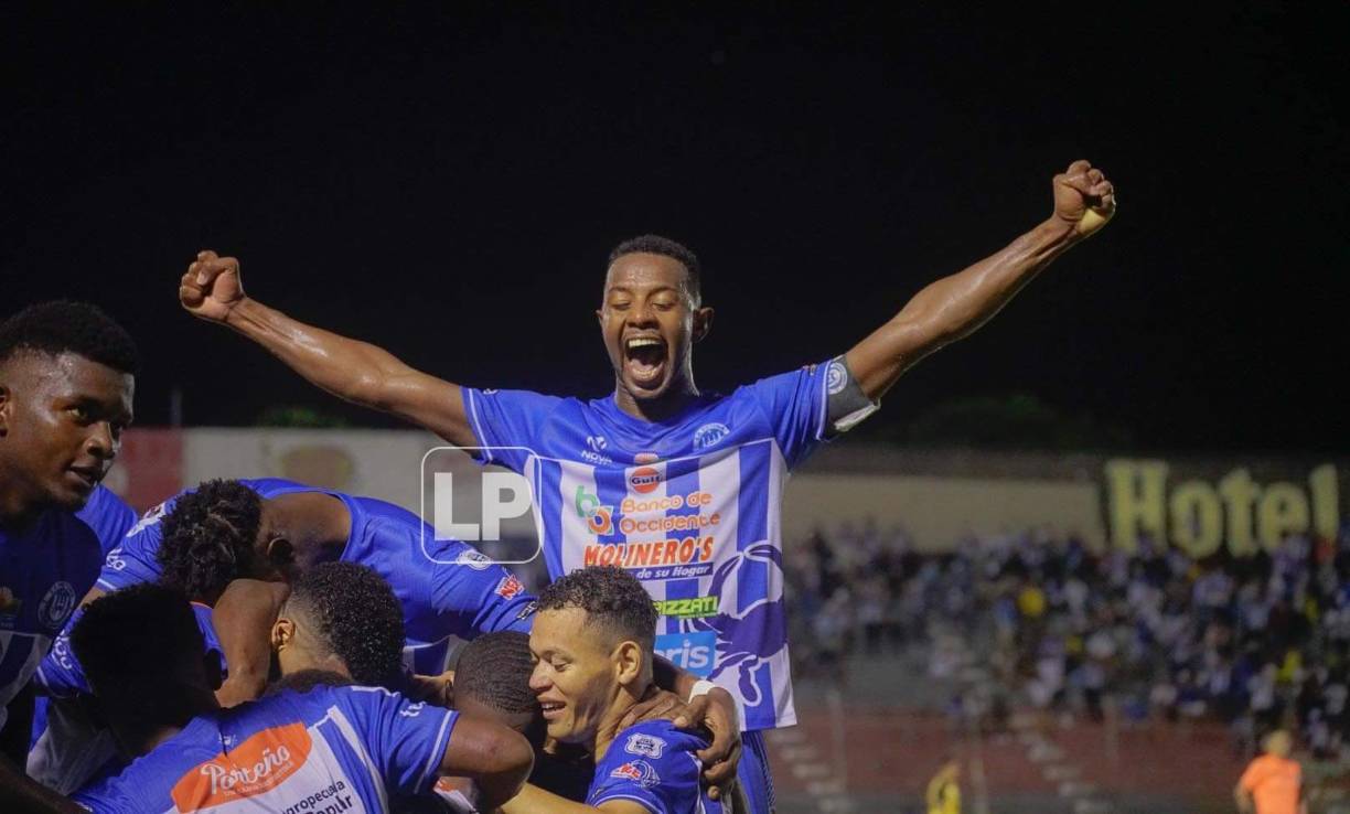 Jugadores del Victoria festejando uno de los goles contra el Real España.