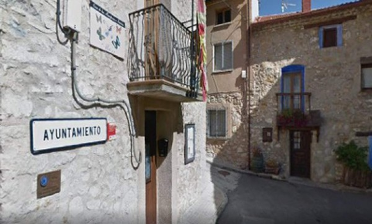 Decenas de solicitudes llegaron al ayuntamiento de Griegos, incluso desde Latinoamérica. 'Debido a la gran afluencia de llamadas, mensajes y correos solicitando información”, instaron a enviar sus aplicaciones mediante un video al número de WhatsApp que aparece en el video, “presentando vosotros mismos y vuestra familia, explicando vuestra situación, vuestro currículum profesional y toda la información que creáis conveniente', explicó el ayuntamiento de Griegos.