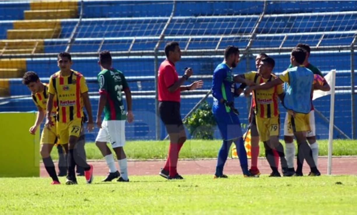 La bronca no pasó a más en ese momento y siguió el partido.