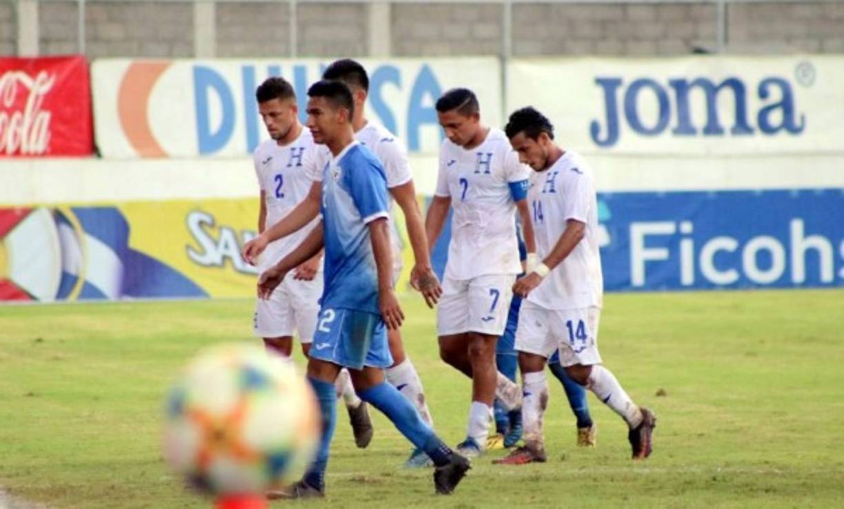 Con caras de decepción y cabizbajos se marcharon los hondureños al camerino al final del primer tiempo.