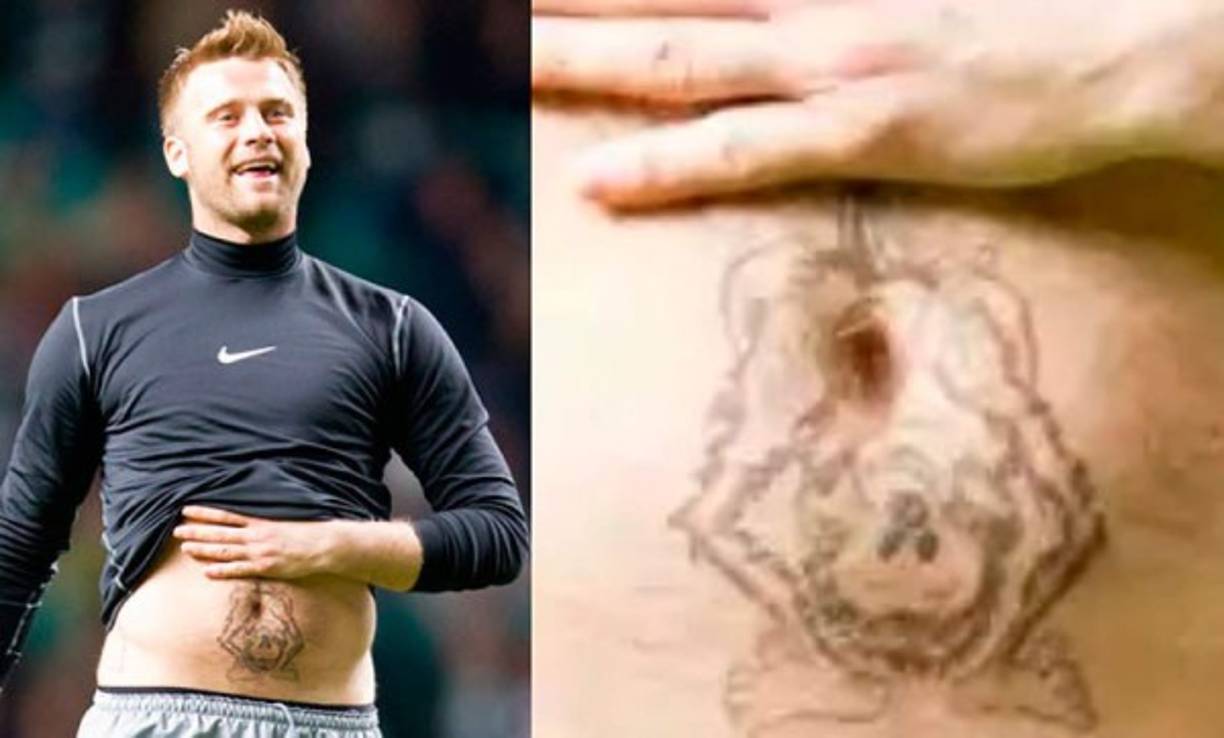 El portero Artur Boruc con uno de los peores tatuajes de la historia del fútbol. El portero del Bournemouth utilizó su ombligo como una parte del cuerpo del mono que se tatuó en el estómago.<br/>