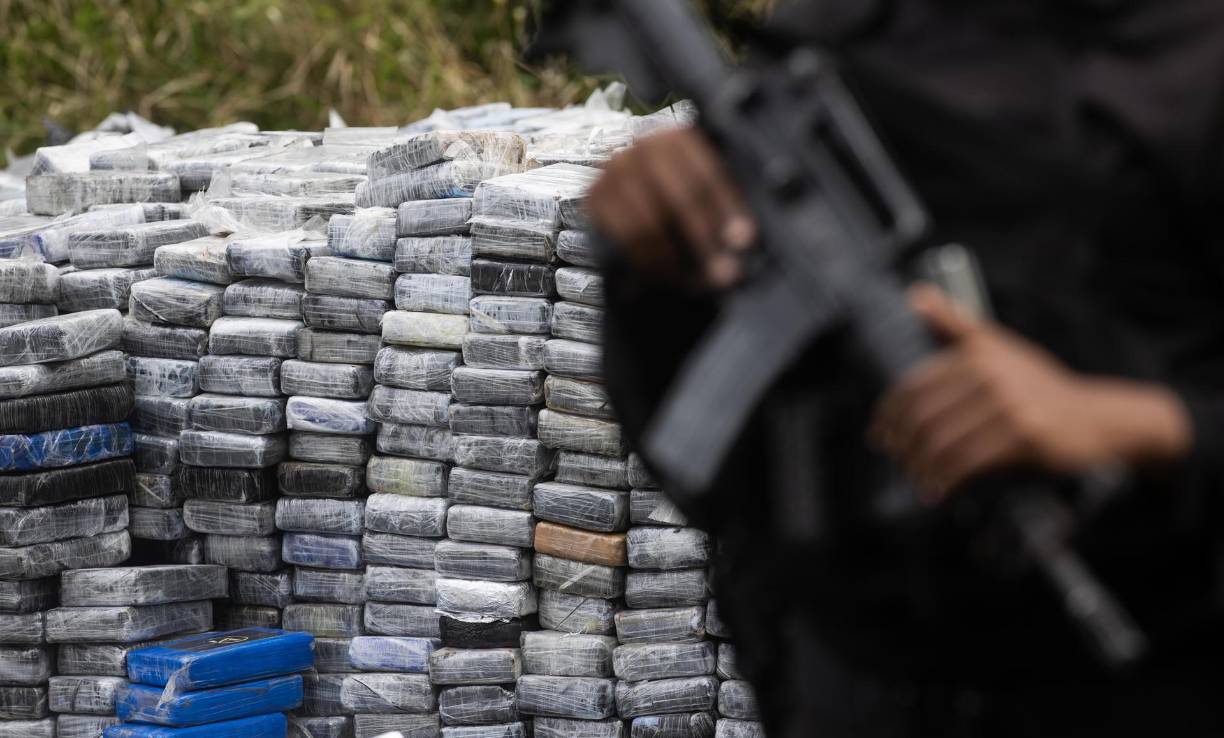 Este decomiso, que supera con mucho el récord anterior de 2,5 toneladas de drogas ocupadas en 2006, se produjo en el principal puerto de República Dominicana, el Puerto Multimodal Caucedo, donde los agentes descubrieron dos contenedores con 320 sacos de cocaína con un valor estimado en 250 millones de dólares.