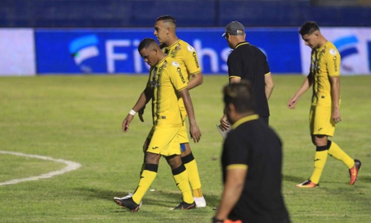 Los jugadores del Real España se fueron cabizbajos del Nacional.