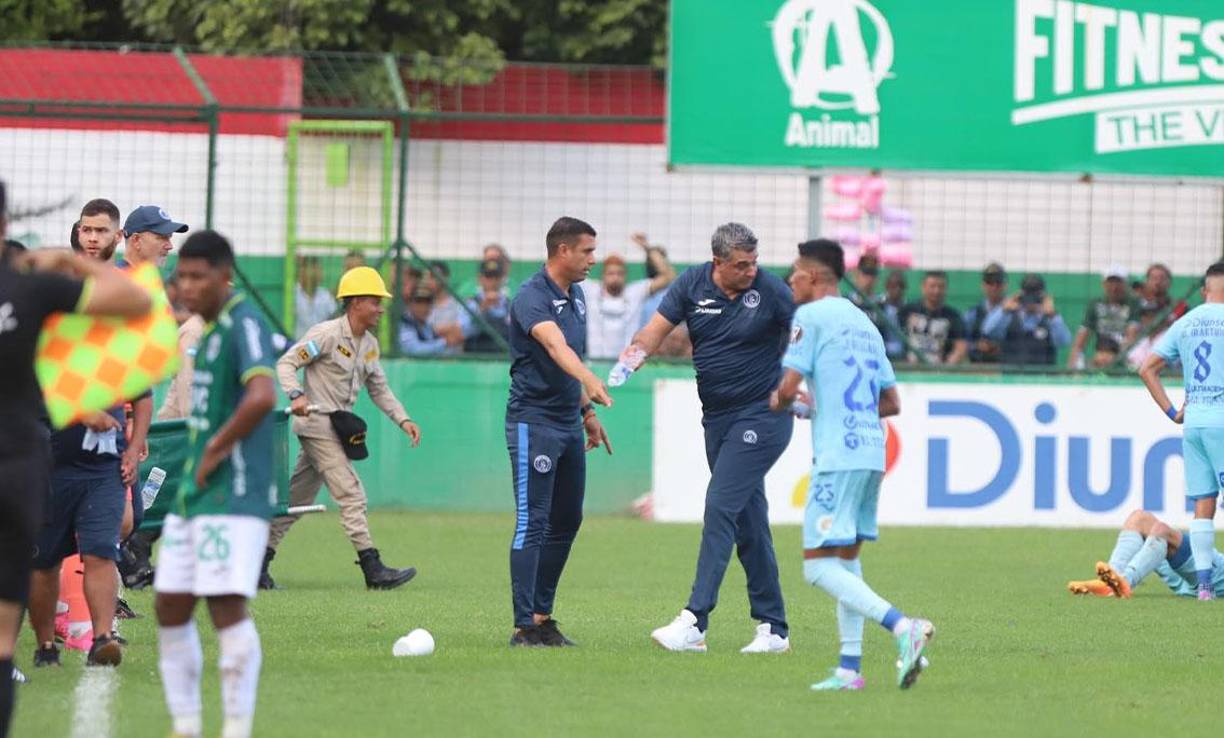 Diego Vázquez ingresó al terreno de las acciones para protegerse ya que le estaban lanzando objetos. 
