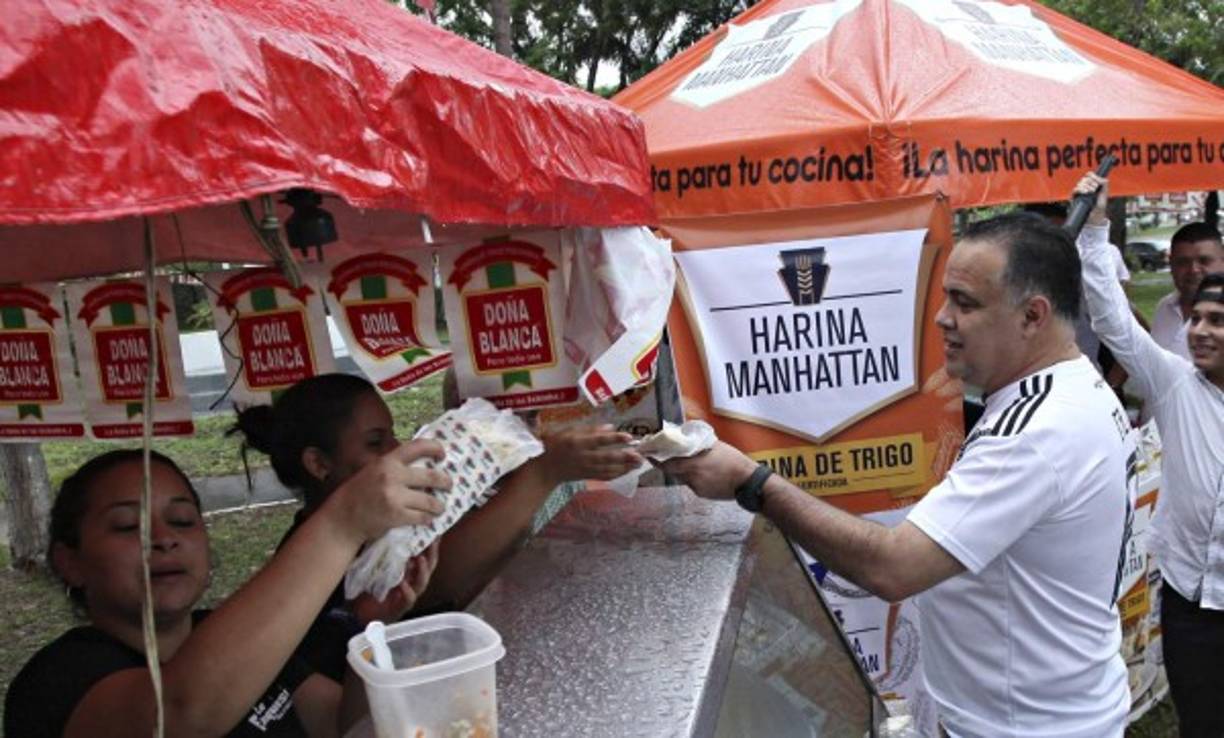 Hasta el alcalde sampedrano, Armando Calidonio, disfrutó de su baleada.