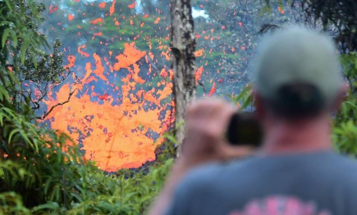 El senador estadounidense Brian Schatz por Hawái dijo que la Agencia Federal para el Manejo de Emergencias había movilizado recursos, tanto de monitoreo de incendios forestales como de cortes de energía y para problemas de suministro de agua.