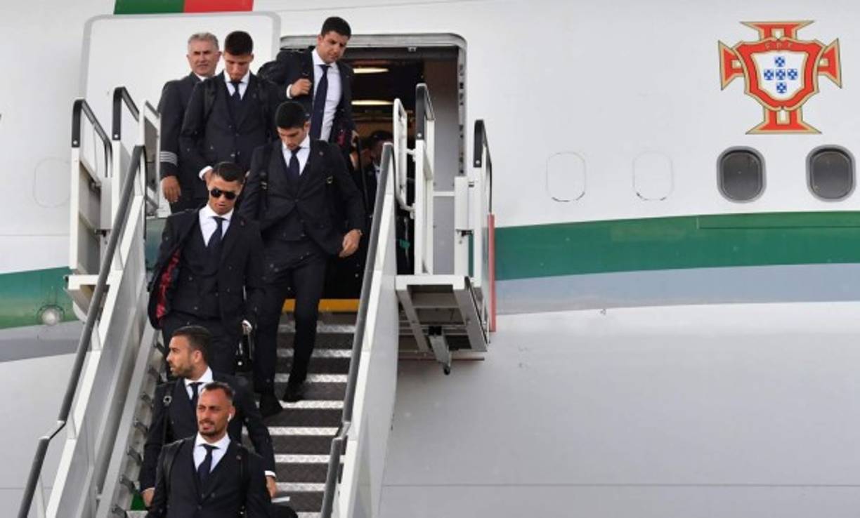 Momento en que jugadores de Portugal bajaban del avión en el aeropuerto Zhukosvky, en la periferia sureste de Moscú. Foto AFP