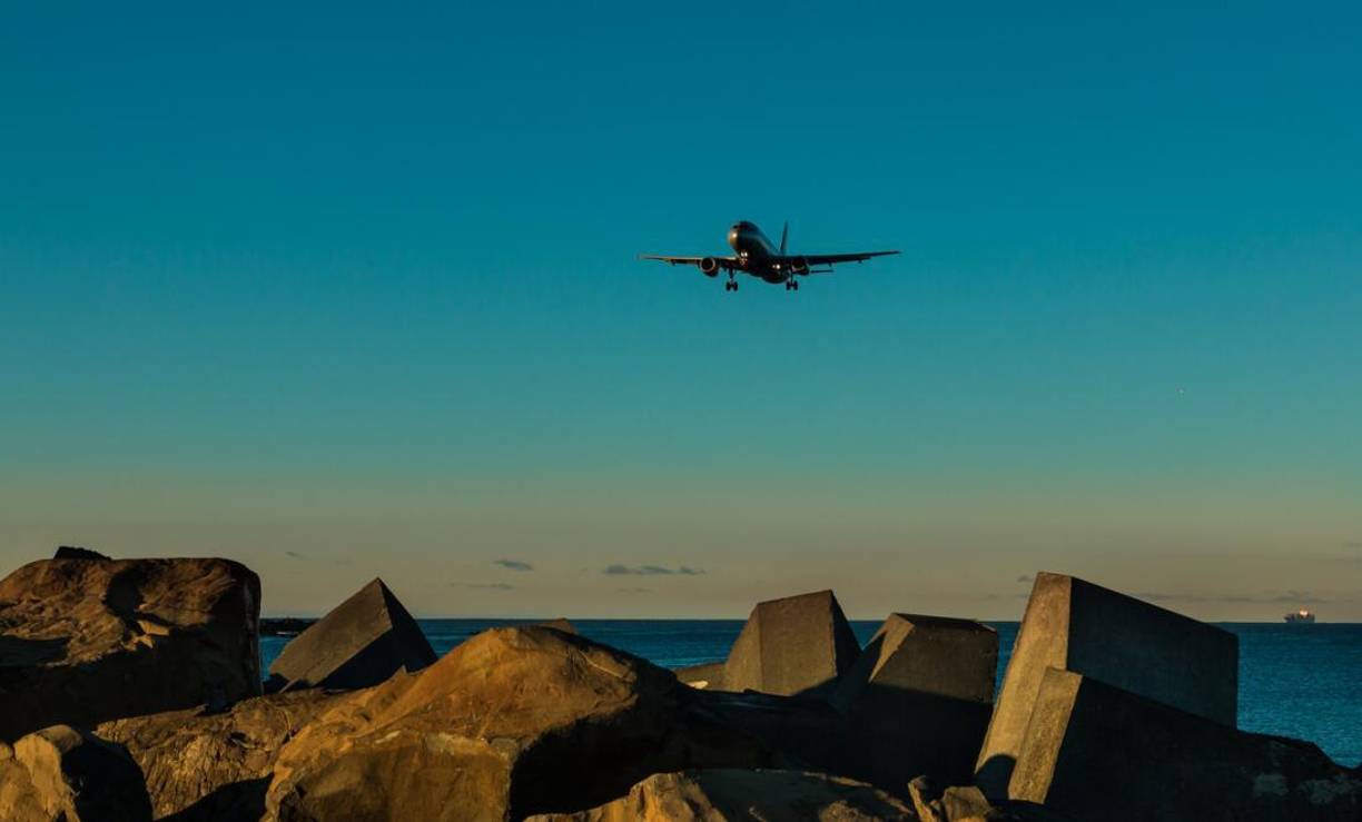 Aeropuerto Internacional de Wellington (WLG), Nueva Zelanda, ubicado en el suburbio de Rongotai en Wellington, la capital de Nueva Zelanda. Situada a 5.5 km al sureste del centro de la ciudad, tiene una pista de aterrizaje del Aeropuerto Internacional de Wellington tiene solo 6,351 pies, y su camino parece comenzar y terminar en los cuerpos de agua.