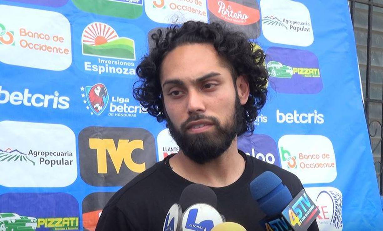 El defensor mexicano-paquistaní, Adil Gowani, se presentó a la pretemporada del Victoria en donde busca convencer al cuerpo técnico. Militó en la última temporada en Leones Dorados de México, pero también tuvo un breve paso por el Sporting Canamy de México, Tuxtla FC (Segunda División en México, en el Atlanta SC de NISA y Michigan Stars (Estados Unidos).