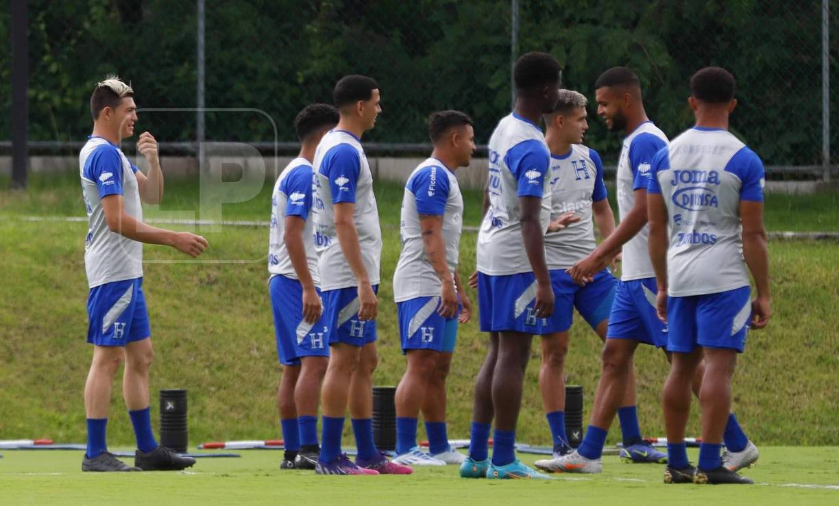 Con algo de nerviosismo, Francisco Martínez se presentó ante el resto de los seleccionados hondureños.