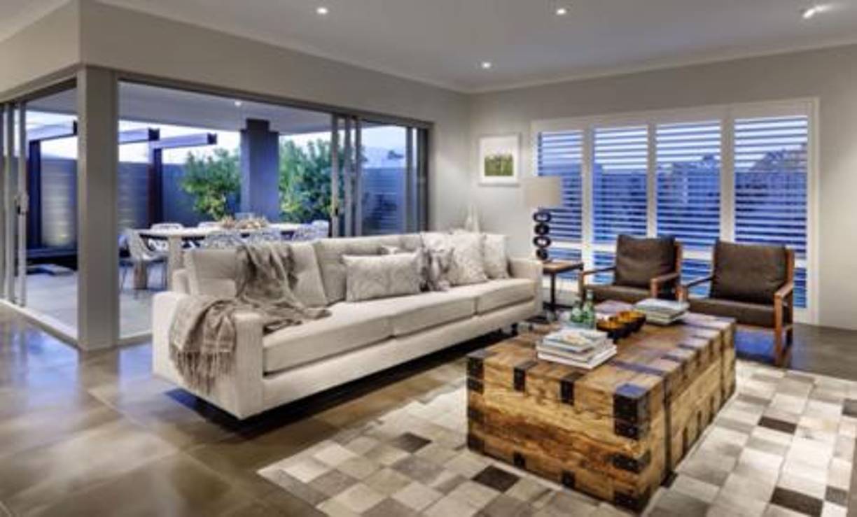 La casa tiene unas dimensiones espectaculares. Tanto es así que en un principio había otros inmuebles cerca, pero acabaron comprándolos para convertir la mansión en una urbanización familiar, de<b> 3.800 metros cuadrados</b>, en las que vivían los padres de uno y otro.