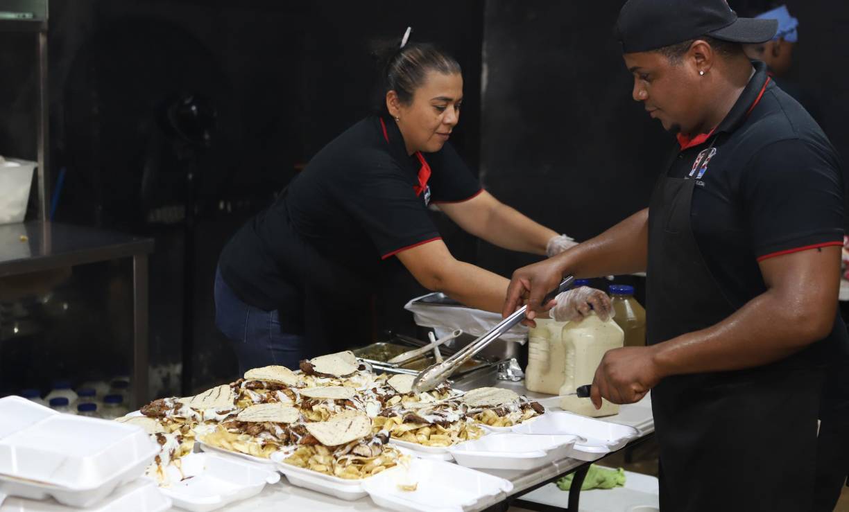 Asados Marlon, conocidos popularmente como “los asados de la Leyde”, opera de 5:00 pm a 10:30 pm. De viernes a domingo su horario es ampliado de 11:00 am a 11:30 pm. Este negocio se ubica en Avenida Juan Pablo, 2 y 3 calle, aunque también tiene un restaurante en la 10 calle y 9 avenida de Jardines del Valle.