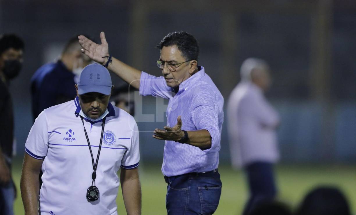 Salomón Nazar vivió con mucha intensidad su último partido como entrenador del Victoria. 