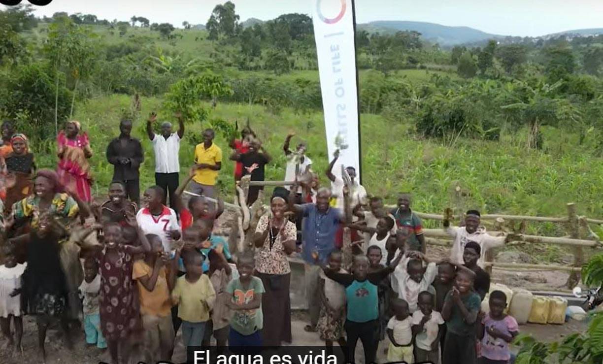 Uno de ellos fue el activista y fotorreportero keniano Boniface Mwangi quien dijo por medio de su cuenta de X “cada cinco años damos a los miembros recién elegidos del parlamento y a los senadores una subvención para automóviles de 5 millones de chelines (134.095.500 millones de pesos), combustible para esos automóviles todos los meses, pero ¿no tenemos dinero para perforar pozos para nuestra gente?”