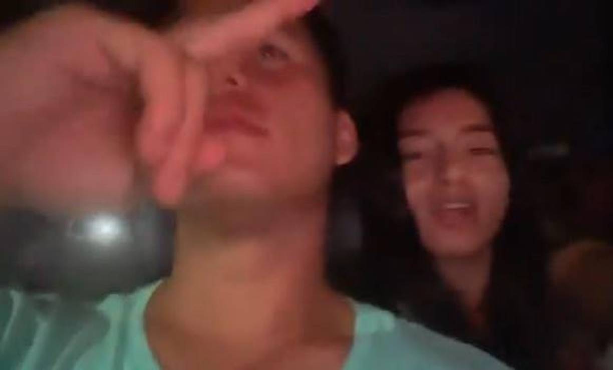 Mientras Solangie, todos cantaban una canción en la camioneta. 