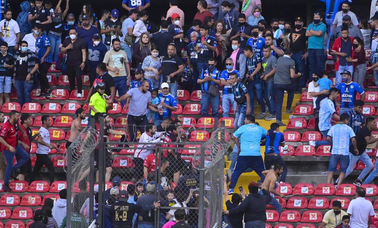 Horas después del triste episodio ocurrido en el fútbol mexicano durante el Querétaro vs Atlas, se han identificado a un par de individuos que cometieron los terribles actos de violencia y la prensa internacional señala a la Liga MX. Inclusive un sector pide que los dejen sin organizar el Mundial del 2026.