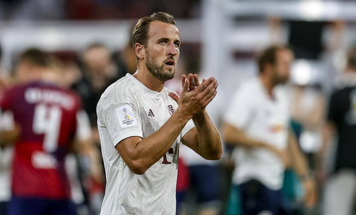 El delantero Harry Kane fue presentado este domingo oficialmente por el Bayern Múnich. “Trataré de marcar muchos goles pero no entraré en pánico cuando las cosas no marchen. Por otro lado, mi juego no sólo consiste en marcar goles”, dijo el jugador.