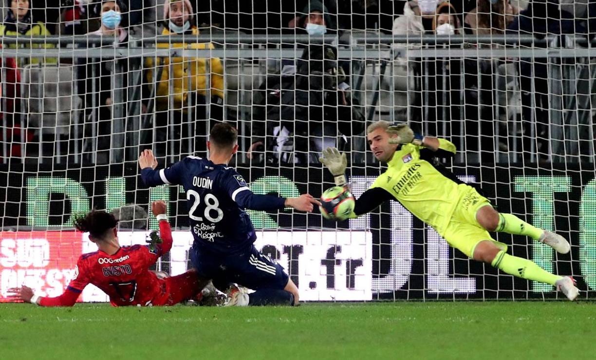 Rémi Oudin se tiró, junto a Malo Gusto, para cazar el pase de Alberth Elis y hacer el empate 1-1.