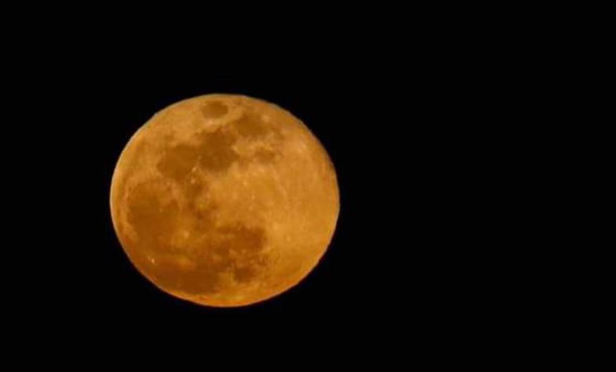A medida que la luz del sol lo atraviesa, las pequeñas moléculas que componen nuestra atmósfera dispersan la luz azul, por lo que el cielo parece azul.