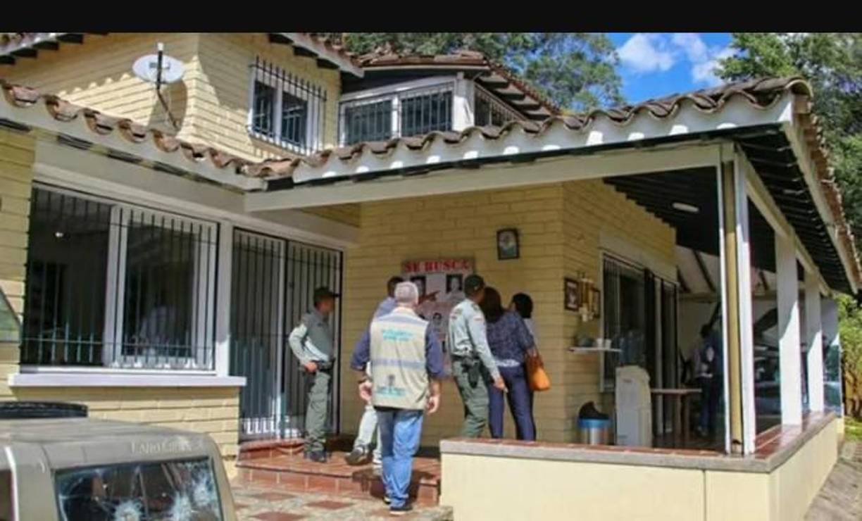 También se encontraban los <b>carteles que emitieron las autoridades, en su momento, de “Se busca”</b>, los cuales fueron impresos en la década de los 90, en los que se ofrecían 10 millones de dólares por brindar información que diera con el paradero de Escobar y todo el cartel de Medellín.